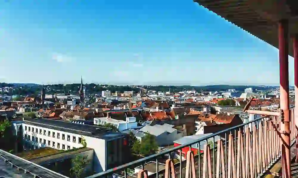 Weitläufiger Ausblick auf Saarbrückem vom Dach des TGBBZ1 