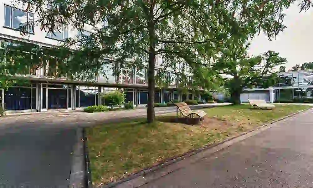 Entspannung auf dem weitläufigen Schulhof des Berufsbildungszentrums 1