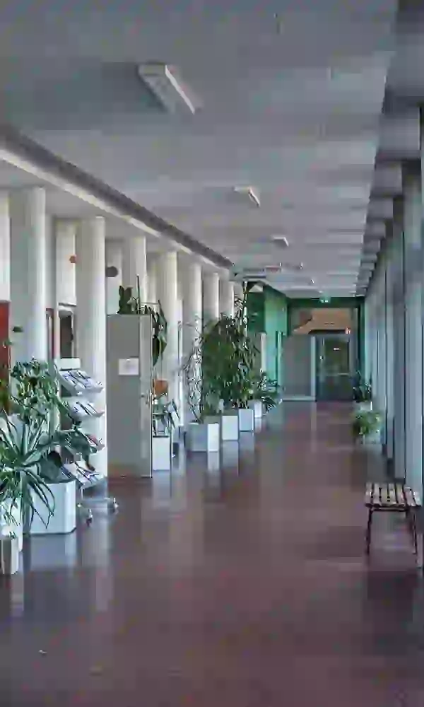 Verwaltungsflur mit Büroräumen für Schulleitung, Abteilungsleitung und Sekretariat